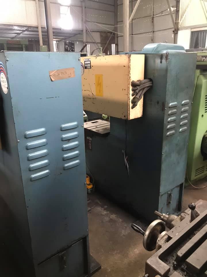 Máy đột thủy lực