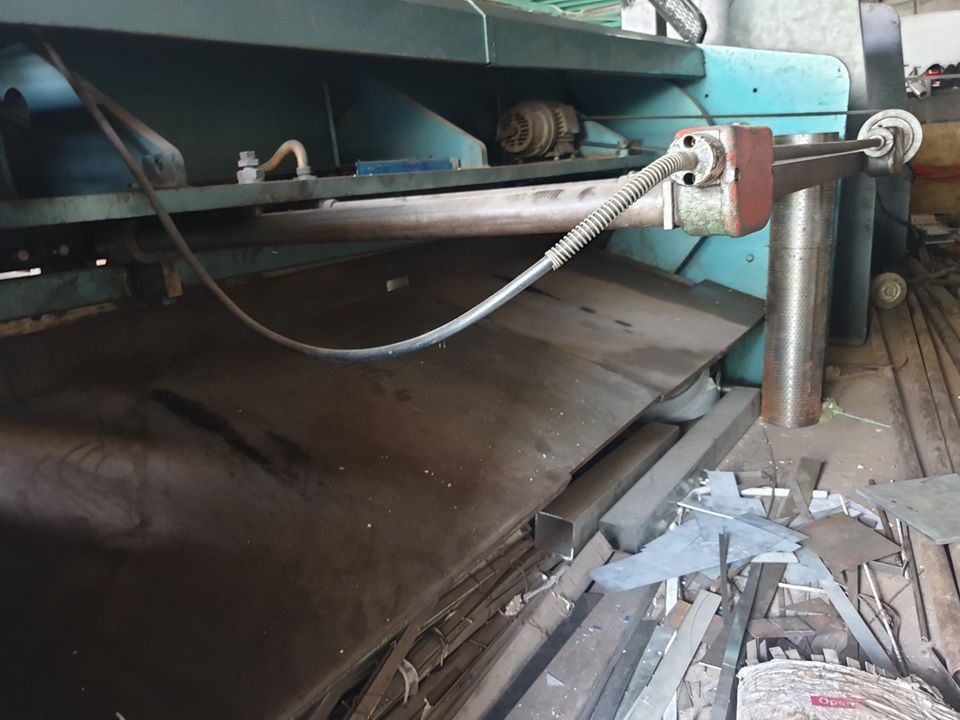 Máy cắt amada cũ