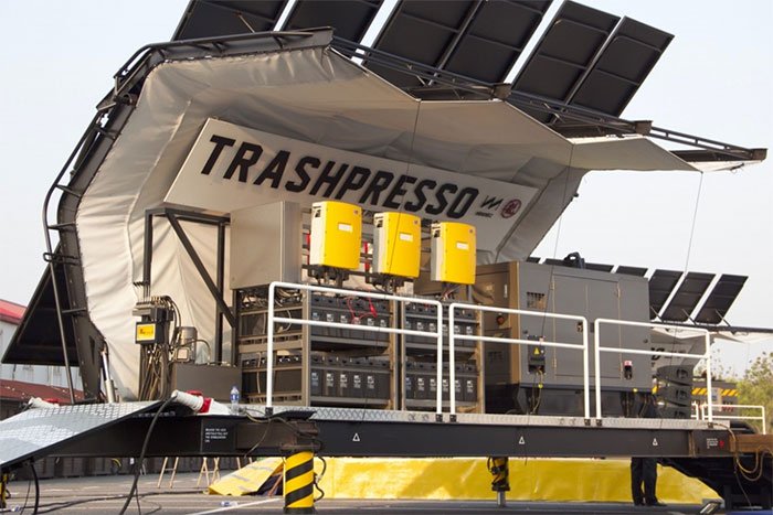 Trashpresso - Cỗ máy tái chế nhựa di động vận hành bằng năng lượng Mặt Trời