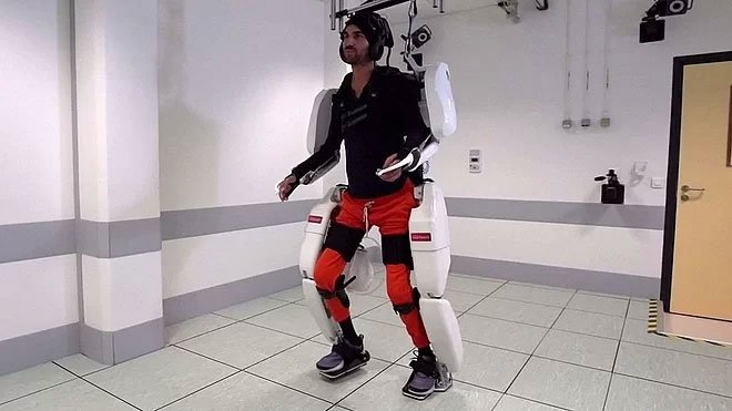 Trang phục robot giúp người bị liệt di chuyển