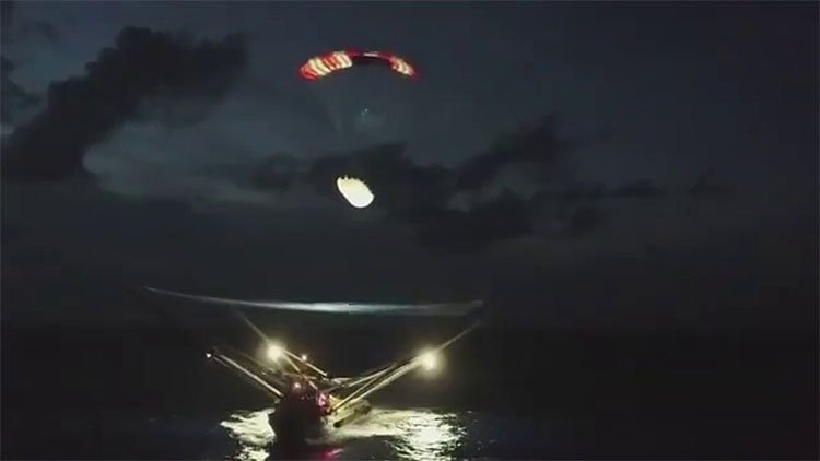 Tàu SpaceX căng lưới hứng gọn mảnh vỏ tên lửa rơi xuống biển