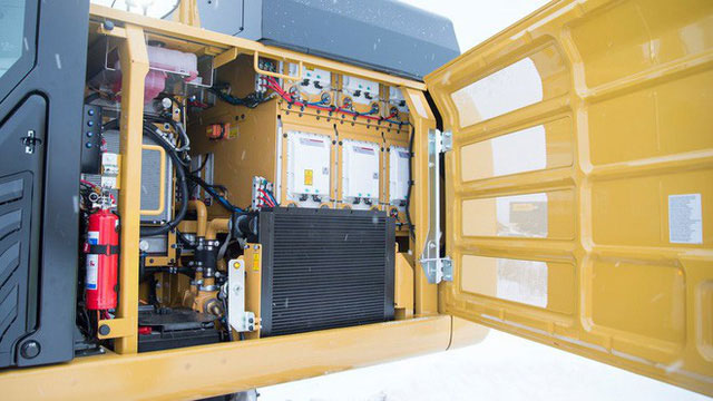 Cục pin 3,4 tấn của chiếc máy xúc