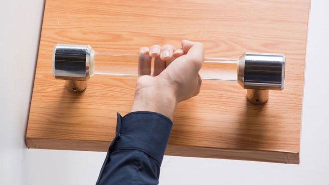 Hai sinh viên Hong Kong phát minh ra tay nắm cửa tự diệt khuẩn