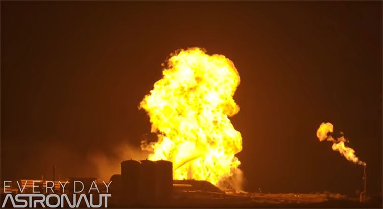 Tên lửa thử nghiệm của SpaceX bốc cháy trên bệ phóng