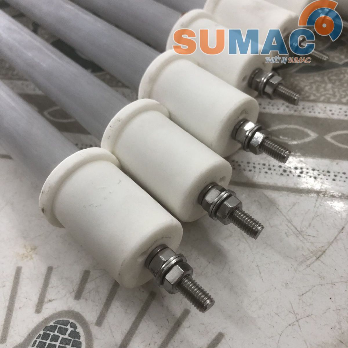 gia bong den say nhiet 700mm