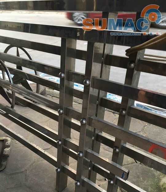 đột lỗ cửa sổ inox, lan can inox