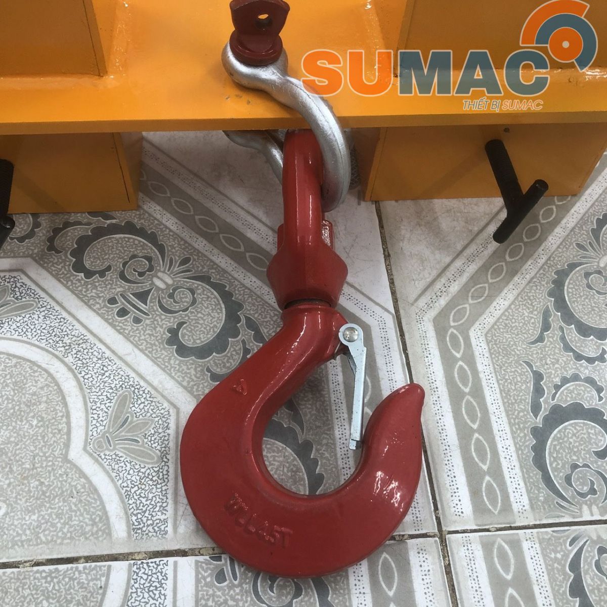 móc cẩu có chốt lưỡi gà để khóa tránh cáp bị tuột ra ngoài