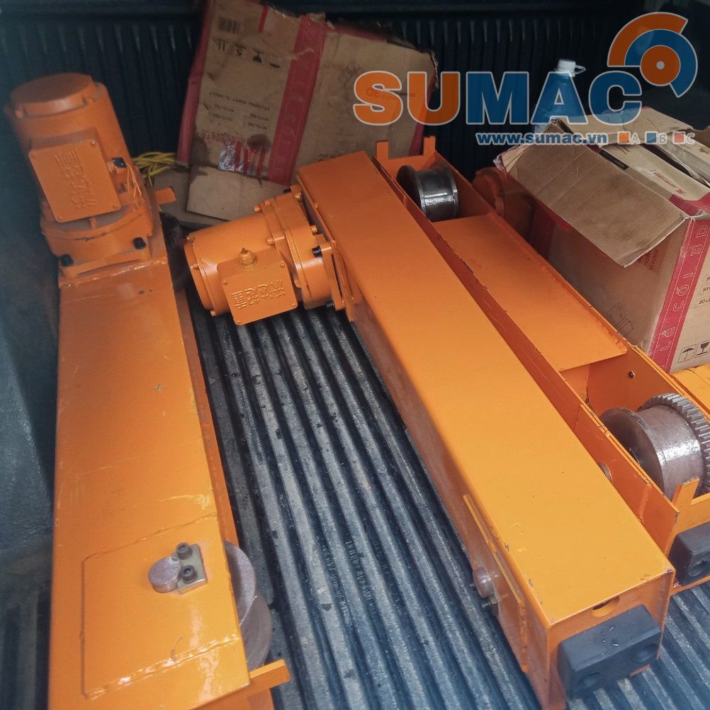 Giá chân chạy cổng trục