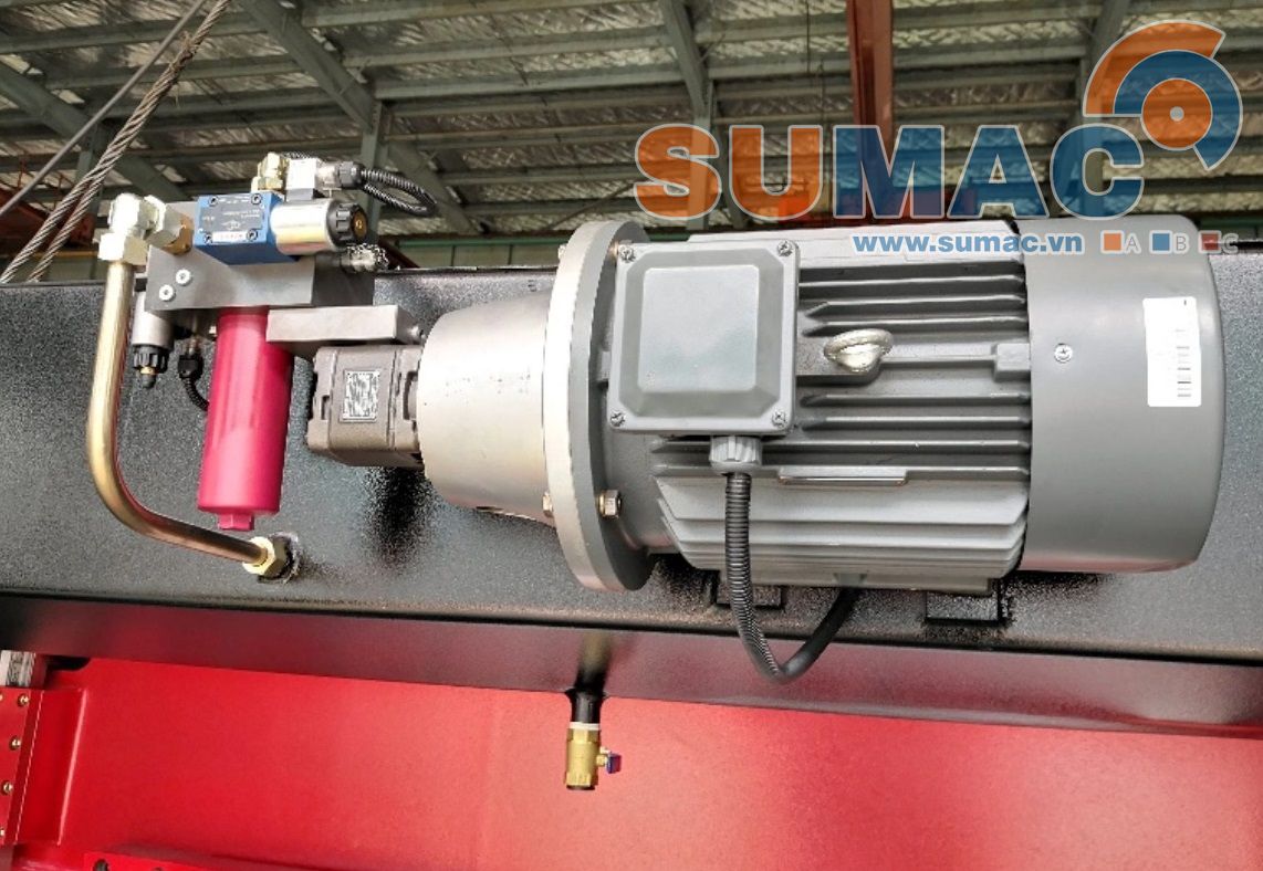 Động cơ thủy lực máy chấn 100 tấn